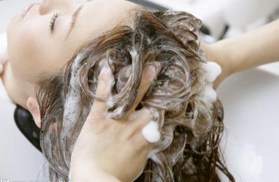 神草传奇养发：科学健康洗头，高度重视头皮保养！