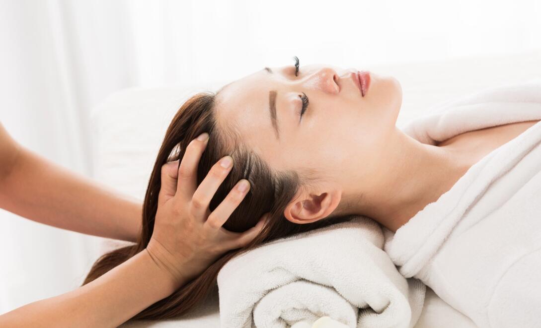 神草传奇养发馆：在生活中，我们如何保养我们的头皮健康