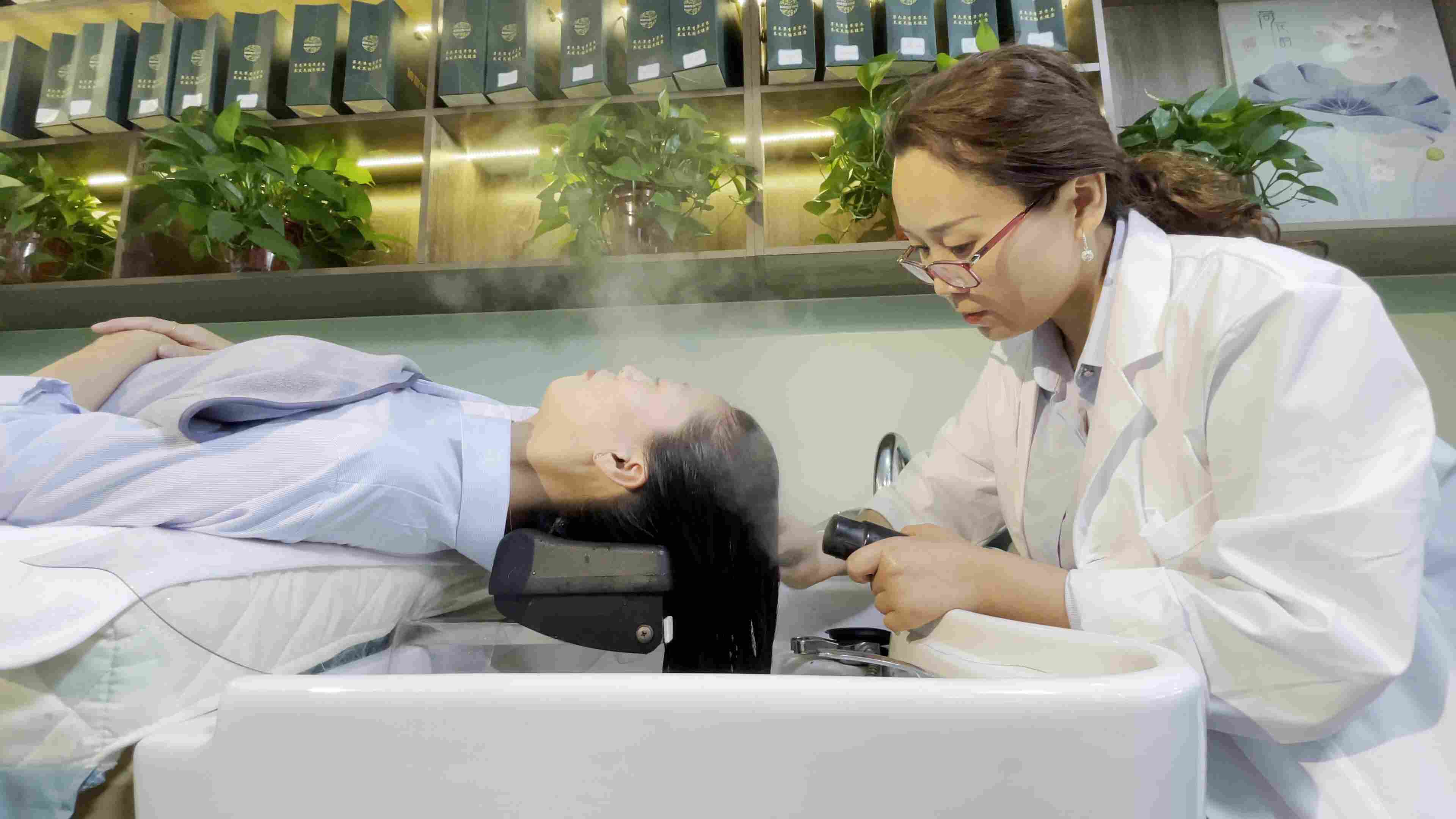 神草传奇非遗养发馆：养发头疗馆是如何保养头皮的